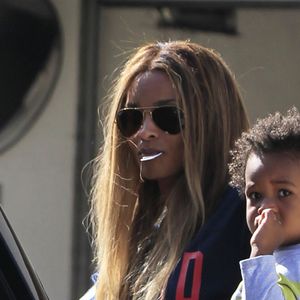 Ciara se rend dans un centre de dermatologie avec son fils Future Wilburn à Beverly Hills. Ciara vient de se fiancer avec Russell Wilson et porte une bague de fiançailles XXL à l'annulaire gauche! Le 15 mars 2016