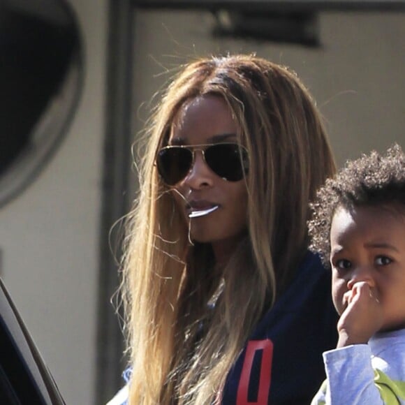 Ciara se rend dans un centre de dermatologie avec son fils Future Wilburn à Beverly Hills. Ciara vient de se fiancer avec Russell Wilson et porte une bague de fiançailles XXL à l'annulaire gauche! Le 15 mars 2016