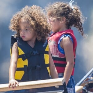 Mariah Carey avec ses enfants Monroe et Moroccan Cannon et son compagnon James Packer à bord du yacht Arctic P à Capri, Italie, le 5 juillet 2016.