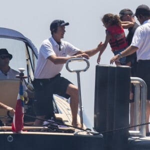 Mariah Carey avec ses enfants Monroe et Moroccan Cannon et son compagnon James Packer à bord du yacht Arctic P à Capri, Italie, le 5 juillet 2016.