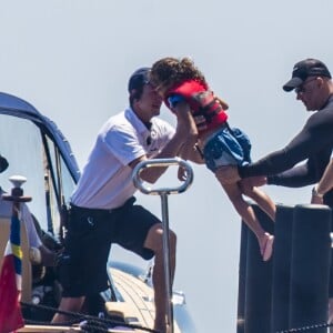 Mariah Carey avec ses enfants Monroe et Moroccan Cannon et son compagnon James Packer à bord du yacht Arctic P à Capri, Italie, le 5 juillet 2016.