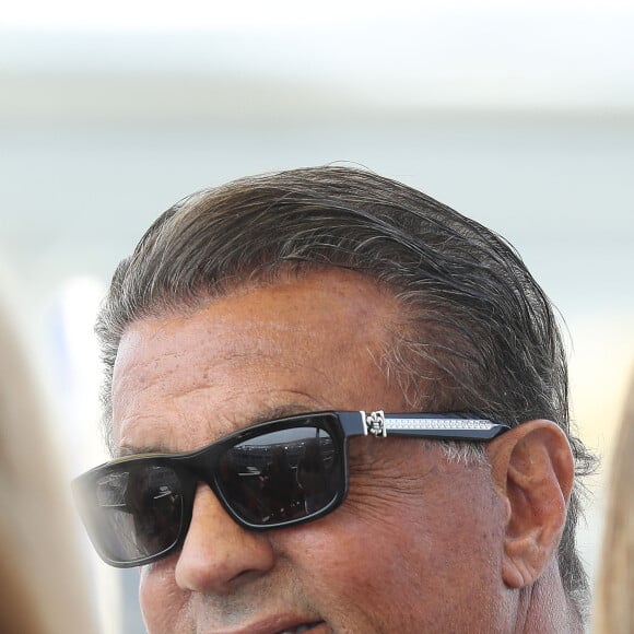 Sylvester Stallone et sa femme Jennifer Flavin arrivent à l'aéroport de Nice avec leurs filles Sophia Rose, Sistine Rose et Scarlet Rose le 5 juillet 2016.