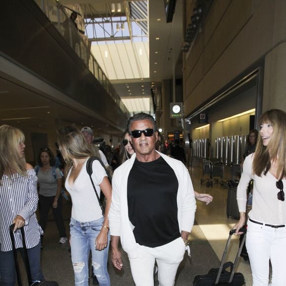 Sylvester Stallone, Jennifer Flavin, Sistine Rose Stallone, Scarlet Rose Stallone arrivent à l'aéroport de LAX à Los Angeles, Californie, le 4 juin 2016.