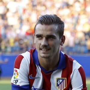 L'attaquant de l'équipe de France de football, Antoine Griezmann signe dans le club de l'Atletico Madrid en Espagne le 21 juillet 2014. Transféré de la Real Sociedad pour 30 millions d'euros, l'attaquant international français portera le numéro 7.