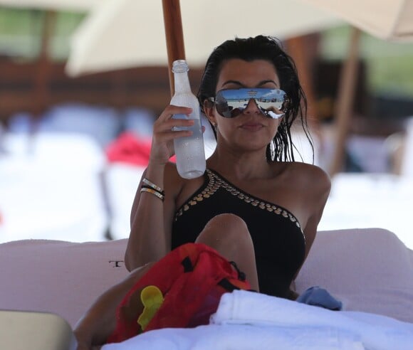 Kourtney Kardashian passe une belle journée ensoleillée avec son fils Mason et son amie Larsa Pippen sur une plage à Miami. Elle fait des selfies avec des fans. Le 4 juillet 2016