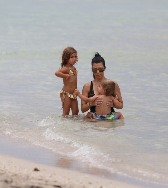 Kourtney Kardashian passe la journée avec ses enfants Penelope, Mason et Reign sur une plage à Miami. Ses amis Larsa Pippen, Isabela Rangel et son mari David Grutman sont de la partie. Le 2 juillet 2016