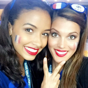 Flora Coquel et Iris Mittenaere sublimes supportrices des Bleus lors de l'Euro 2016. Juillet 2016.