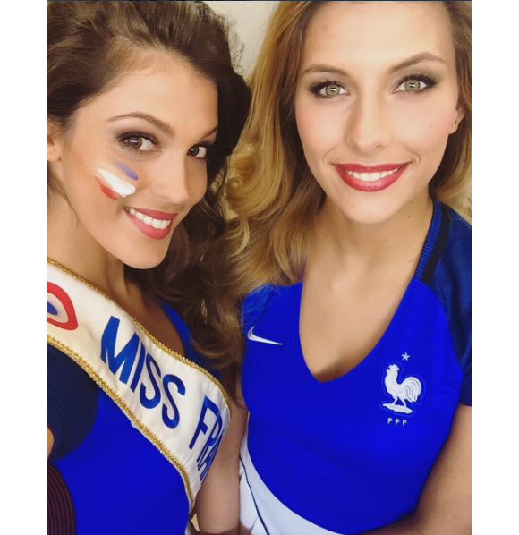 Iris Mittenaere et Camille Cerf sublimes supportrices des Bleus lors de l'Euro 2016. Juillet 2016.