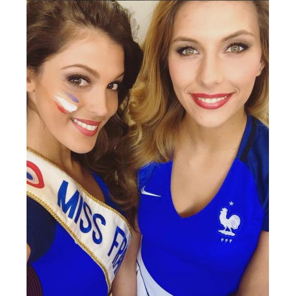 Iris Mittenaere et Camille Cerf sublimes supportrices des Bleus lors de l'Euro 2016. Juillet 2016.