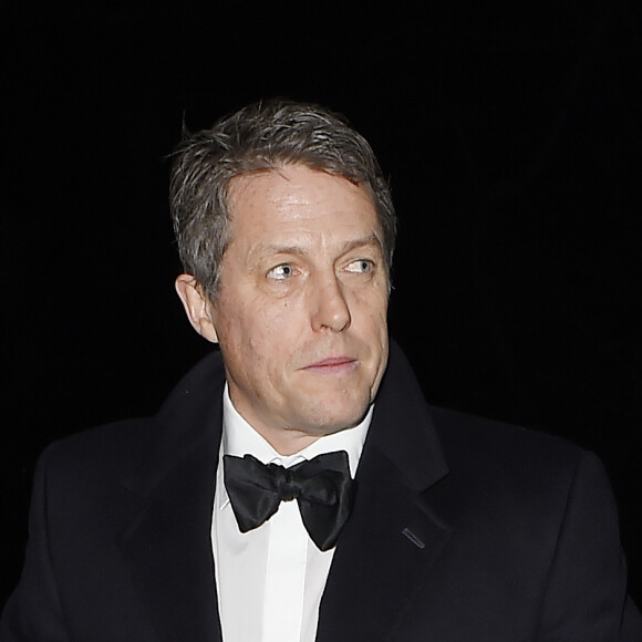 Hugh Grant, une blessure à la main droite, arrive au Savoy Hotel pour assister à la soirée "British Heart Foundation Roll out the Red Ball" à Londres. Le 11 février 2016