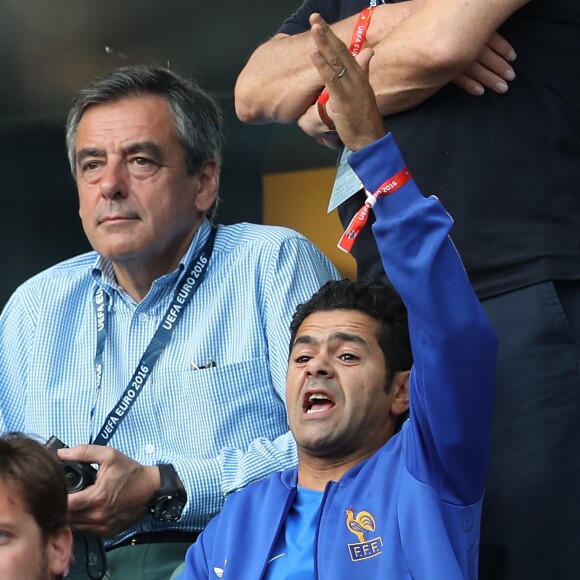 François Fillon, Jamel Debbouze - People au match de la finale de l'Euro 2016 Portugal-France au Stade de France à Saint-Denis le 10 juillet 2016. © Cyril Moreau / Bestimage
