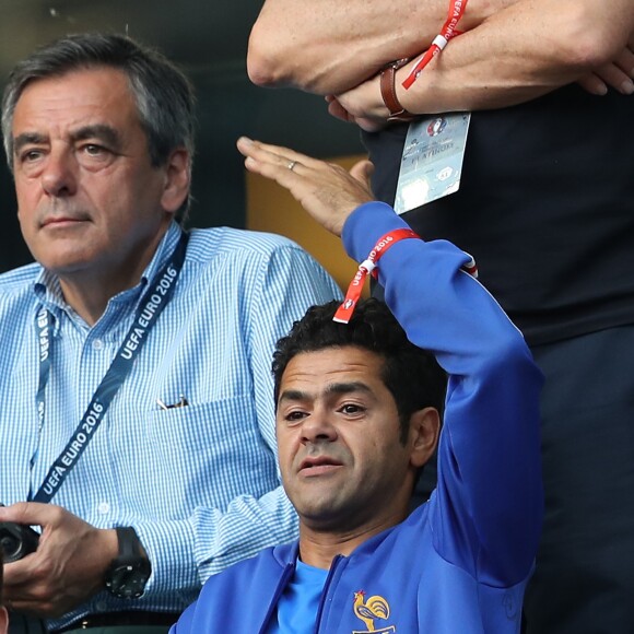 François Fillon, Jamel Debbouze - People au match de la finale de l'Euro 2016 Portugal-France au Stade de France à Saint-Denis le 10 juillet 2016. © Cyril Moreau / Bestimage