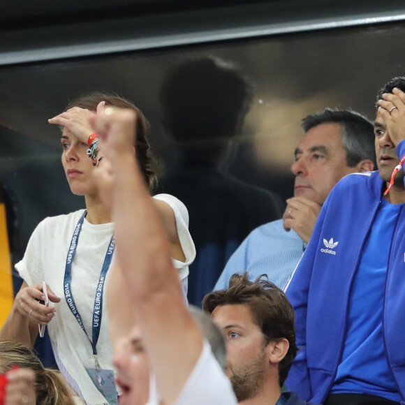 François Fillon, Jamel Debbouze et sa femme Melissa Theuriau - People au match de la finale de l'Euro 2016 Portugal-France au Stade de France à Saint-Denis le 10 juillet 2016. © Cyril Moreau / Bestimage