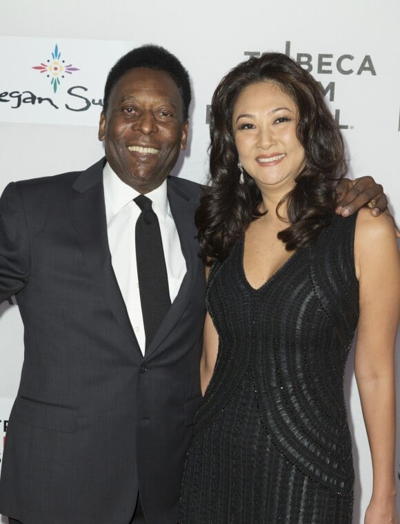 Pelé (Edson Arantes do Nascimento) et sa femme Marcia Aoki assistent à la première du film "Pelé : The birth of a legend" lors du Festival du Film de Tribeca à New York. Le 23 avril 2016