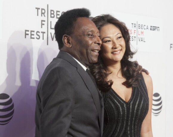 Pelé (Edson Arantes do Nascimento) et sa femme Marcia Aoki assistent à la première du film "Pelé : The birth of a legend" lors du Festival du Film de Tribeca à New York. Le 23 avril 2016 © Prensa Internacional / Zuma Press / Bestimage