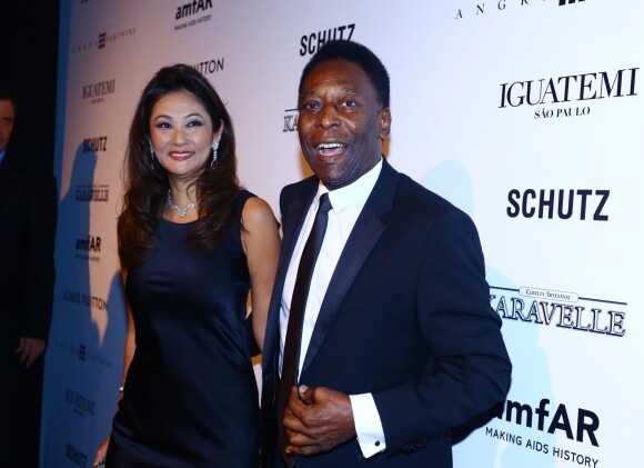 Pelé et sa fiancée Marcia Cibelé Aoki - Gala de l'amfAR à Sao Paulo le 5 avril 2013.