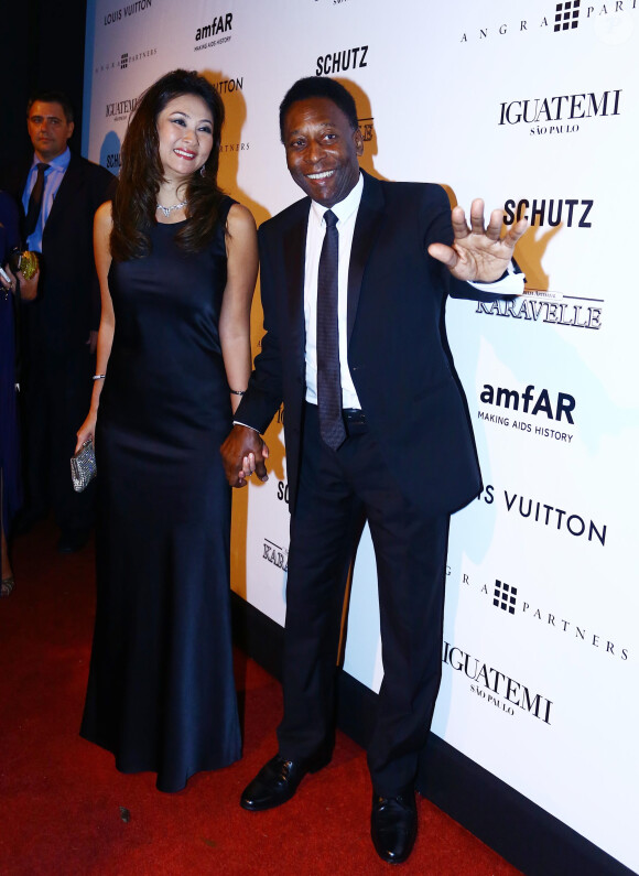 Pelé et sa fiancée Marcia Cibelé Aoki - Gala de l'amfAR à Sao Paulol le 5 avril 2013