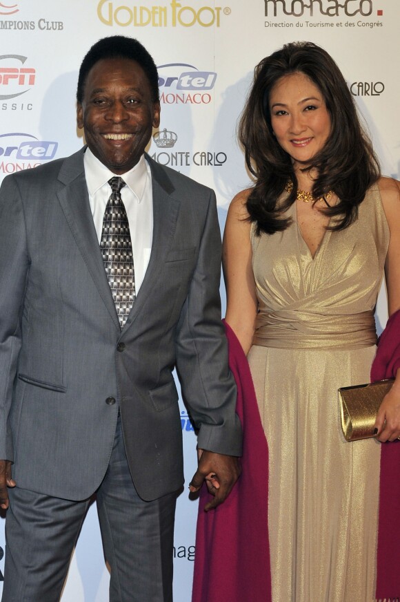 Pele et sa fiancée Marcia Cibelé Aoki à Monaco le 17 Avril 2012.