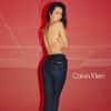 Bella Hadid pose pour la nouvelle campagne publicitaire #mycalvins de Calvin Klein.