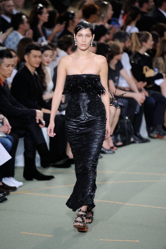 Bella Hadid - Défilé Givenchy haute couture automne-hiver 2016-2017 à Paris. Le 24 juin 2016.
