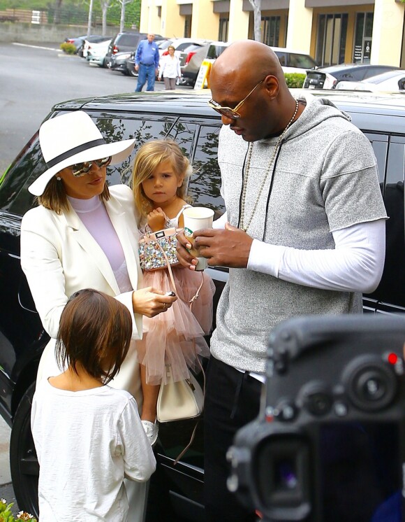 Lamar Odom et sa femme Khloé Kardashian avec Mason Disick et Penelope Disick rrivent à l'église de Agoura Hills pour la messe de Pâques à Hagoura Hills le 27 Mars 2016.