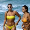 Natasha Oakley et Devin Brugman passent une journée ensoleillée avec une amie sur une plage à Miami, le 11 juillet 2016 Designers Natasha Oakley and Devin Brugman enjoy a day on the beach with a friend in Miami, Florida on July 11, 2016. The pair just got back from a European chick and decided to hit the beach.11/07/2016 - Miami