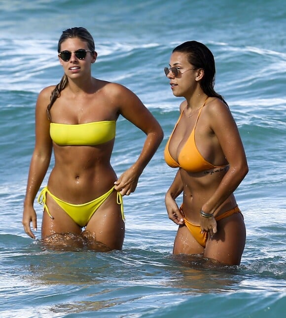 Natasha Oakley et Devin Brugman passent une journée ensoleillée avec une amie sur une plage à Miami, le 11 juillet 2016 Designers Natasha Oakley and Devin Brugman enjoy a day on the beach with a friend in Miami, Florida on July 11, 2016. The pair just got back from a European chick and decided to hit the beach.11/07/2016 - Miami