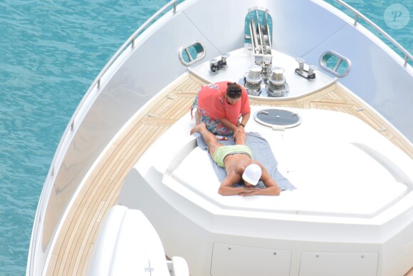 Cristiano Ronaldo, massée par sa mère Maria Dolores sur un yacht à Ibiza. Le 13 juillet 2016.