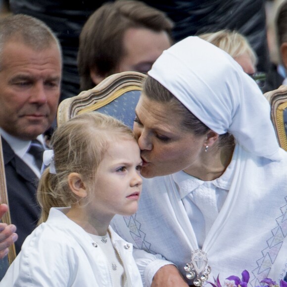 La famille royale de Suède s'est réunie le 14 juillet 2016 au stade de Borgholm, sur l'île d'Öland, pour fêter le 39e anniversaire de la princesse Victoria, entourée par ses parents le roi Carl XVI Gustaf et la reine Silvia, son mari le prince Daniel et leur fille la princesse Estelle, son frère le prince Carl Philip et sa femme la princesse Sofia, et sa soeur la princesse Madeleine et son mari Christopher O'Neill.