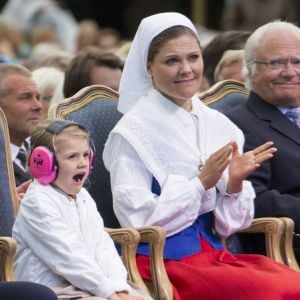 La famille royale de Suède s'est réunie le 14 juillet 2016 au stade de Borgholm, sur l'île d'Öland, pour fêter le 39e anniversaire de la princesse Victoria, entourée par ses parents le roi Carl XVI Gustaf et la reine Silvia, son mari le prince Daniel et leur fille la princesse Estelle, son frère le prince Carl Philip et sa femme la princesse Sofia, et sa soeur la princesse Madeleine et son mari Christopher O'Neill.