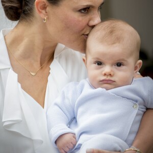 La princesse Victoria de Suède avec son fils le prince Oscar le 14 juillet 2016 à la Villa Solliden lors de la célébration de son 39e anniversaire.
