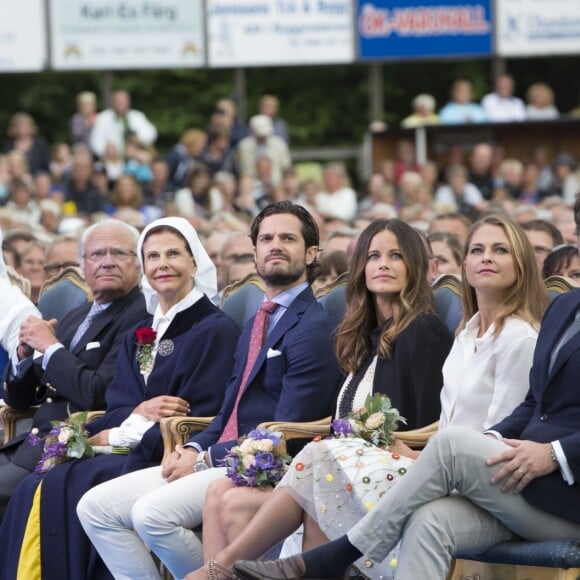 La famille royale de Suède s'est réunie le 14 juillet 2016 au stade de Borgholm, sur l'île d'Öland, pour fêter le 39e anniversaire de la princesse Victoria, entourée par ses parents le roi Carl XVI Gustaf et la reine Silvia, son mari le prince Daniel et leur fille la princesse Estelle, son frère le prince Carl Philip et sa femme la princesse Sofia, et sa soeur la princesse Madeleine et son mari Christopher O'Neill.