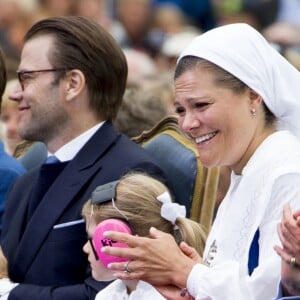 La famille royale de Suède s'est réunie le 14 juillet 2016 au stade de Borgholm, sur l'île d'Öland, pour fêter le 39e anniversaire de la princesse Victoria, entourée par ses parents le roi Carl XVI Gustaf et la reine Silvia, son mari le prince Daniel et leur fille la princesse Estelle, son frère le prince Carl Philip et sa femme la princesse Sofia, et sa soeur la princesse Madeleine et son mari Christopher O'Neill.