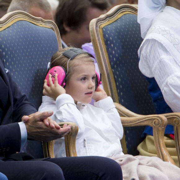 La famille royale de Suède s'est réunie le 14 juillet 2016 au stade de Borgholm, sur l'île d'Öland, pour fêter le 39e anniversaire de la princesse Victoria, entourée par ses parents le roi Carl XVI Gustaf et la reine Silvia, son mari le prince Daniel et leur fille la princesse Estelle, son frère le prince Carl Philip et sa femme la princesse Sofia, et sa soeur la princesse Madeleine et son mari Christopher O'Neill.