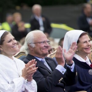 La famille royale de Suède s'est réunie le 14 juillet 2016 au stade de Borgholm, sur l'île d'Öland, pour fêter le 39e anniversaire de la princesse Victoria, entourée par ses parents le roi Carl XVI Gustaf et la reine Silvia, son mari le prince Daniel et leur fille la princesse Estelle, son frère le prince Carl Philip et sa femme la princesse Sofia, et sa soeur la princesse Madeleine et son mari Christopher O'Neill.