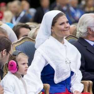 La famille royale de Suède s'est réunie le 14 juillet 2016 au stade de Borgholm, sur l'île d'Öland, pour fêter le 39e anniversaire de la princesse Victoria, entourée par ses parents le roi Carl XVI Gustaf et la reine Silvia, son mari le prince Daniel et leur fille la princesse Estelle, son frère le prince Carl Philip et sa femme la princesse Sofia, et sa soeur la princesse Madeleine et son mari Christopher O'Neill.