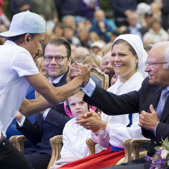 Le chanteur Frans vient saluer la famille royale. La famille royale de Suède s'est réunie le 14 juillet 2016 au stade de Borgholm, sur l'île d'Öland, pour fêter le 39e anniversaire de la princesse Victoria, entourée par ses parents le roi Carl XVI Gustaf et la reine Silvia, son mari le prince Daniel et leur fille la princesse Estelle, son frère le prince Carl Philip et sa femme la princesse Sofia, et sa soeur la princesse Madeleine et son mari Christopher O'Neill.