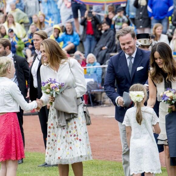 La famille royale de Suède s'est réunie le 14 juillet 2016 au stade de Borgholm, sur l'île d'Öland, pour fêter le 39e anniversaire de la princesse Victoria, entourée par ses parents le roi Carl XVI Gustaf et la reine Silvia, son mari le prince Daniel et leur fille la princesse Estelle, son frère le prince Carl Philip et sa femme la princesse Sofia, et sa soeur la princesse Madeleine et son mari Christopher O'Neill.