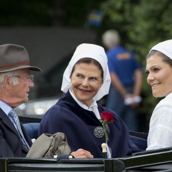 La famille royale de Suède s'est réunie le 14 juillet 2016 au stade de Borgholm, sur l'île d'Öland, pour fêter le 39e anniversaire de la princesse Victoria, entourée par ses parents le roi Carl XVI Gustaf et la reine Silvia, son mari le prince Daniel et leur fille la princesse Estelle, son frère le prince Carl Philip et sa femme la princesse Sofia, et sa soeur la princesse Madeleine et son mari Christopher O'Neill.