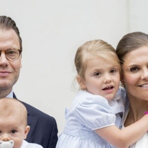 La princesse Victoria de Suède avec son fils le prince Oscar le 14 juillet 2016 à la Villa Solliden lors de la célébration de son 39e anniversaire.