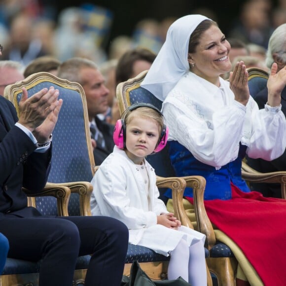 La famille royale de Suède s'est réunie le 14 juillet 2016 au stade de Borgholm, sur l'île d'Öland, pour fêter le 39e anniversaire de la princesse Victoria, entourée par ses parents le roi Carl XVI Gustaf et la reine Silvia, son mari le prince Daniel et leur fille la princesse Estelle, son frère le prince Carl Philip et sa femme la princesse Sofia, et sa soeur la princesse Madeleine et son mari Christopher O'Neill.