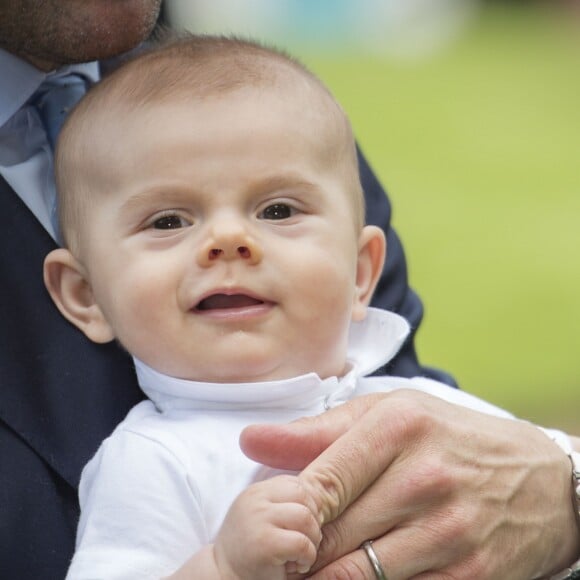 La princesse Victoria de Suède avec son fils le prince Oscar le 14 juillet 2016 à la Villa Solliden lors de la célébration de son 39e anniversaire.