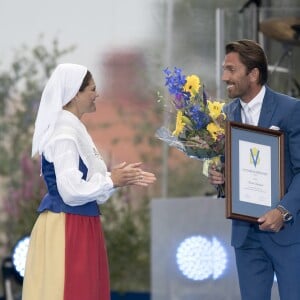 Le gardien de but de hockey sur glace Henrik Lundqvist, alias King Henrik, a reçu des mains de la princesse Victoria la bourse des sports à son nom. La famille royale de Suède s'est réunie le 14 juillet 2016 au stade de Borgholm, sur l'île d'Öland, pour fêter le 39e anniversaire de la princesse Victoria, entourée par ses parents le roi Carl XVI Gustaf et la reine Silvia, son mari le prince Daniel et leur fille la princesse Estelle, son frère le prince Carl Philip et sa femme la princesse Sofia, et sa soeur la princesse Madeleine et son mari Christopher O'Neill.