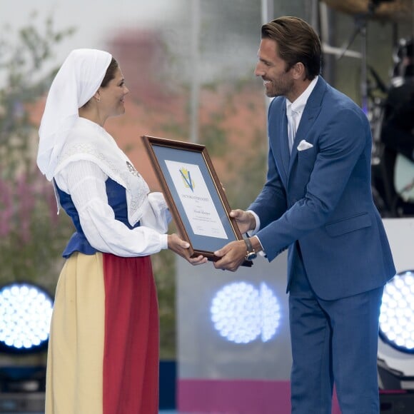 Le gardien de but de hockey sur glace Henrik Lundqvist, alias King Henrik, a reçu des mains de la princesse Victoria la bourse des sports à son nom. La famille royale de Suède s'est réunie le 14 juillet 2016 au stade de Borgholm, sur l'île d'Öland, pour fêter le 39e anniversaire de la princesse Victoria, entourée par ses parents le roi Carl XVI Gustaf et la reine Silvia, son mari le prince Daniel et leur fille la princesse Estelle, son frère le prince Carl Philip et sa femme la princesse Sofia, et sa soeur la princesse Madeleine et son mari Christopher O'Neill.