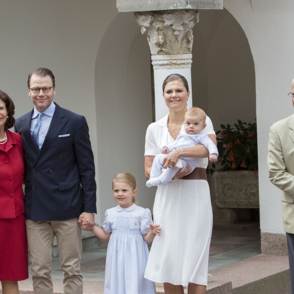 La princesse Victoria de Suède avec son fils le prince Oscar le 14 juillet 2016 à la Villa Solliden lors de la célébration de son 39e anniversaire.