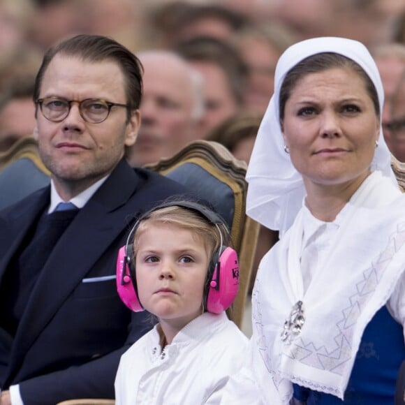 La famille royale de Suède s'est réunie le 14 juillet 2016 au stade de Borgholm, sur l'île d'Öland, pour fêter le 39e anniversaire de la princesse Victoria, entourée par ses parents le roi Carl XVI Gustaf et la reine Silvia, son mari le prince Daniel et leur fille la princesse Estelle, son frère le prince Carl Philip et sa femme la princesse Sofia, et sa soeur la princesse Madeleine et son mari Christopher O'Neill.