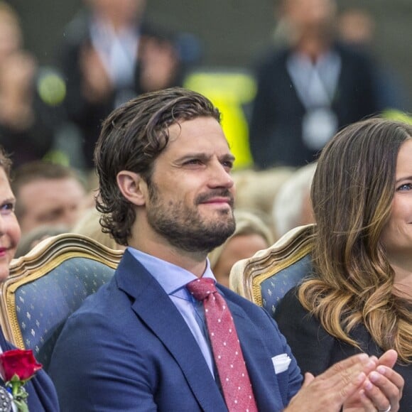 La famille royale de Suède s'est réunie le 14 juillet 2016 au stade de Borgholm, sur l'île d'Öland, pour fêter le 39e anniversaire de la princesse Victoria, entourée par ses parents le roi Carl XVI Gustaf et la reine Silvia, son mari le prince Daniel et leur fille la princesse Estelle, son frère le prince Carl Philip et sa femme la princesse Sofia, et sa soeur la princesse Madeleine et son mari Christopher O'Neill.