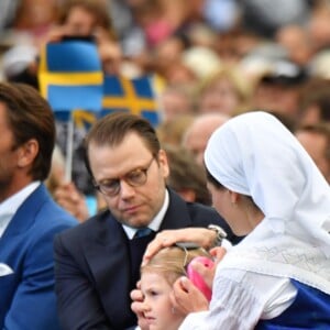 La famille royale de Suède s'est réunie le 14 juillet 2016 au stade de Borgholm, sur l'île d'Öland, pour fêter le 39e anniversaire de la princesse Victoria, entourée par ses parents le roi Carl XVI Gustaf et la reine Silvia, son mari le prince Daniel et leur fille la princesse Estelle, son frère le prince Carl Philip et sa femme la princesse Sofia, et sa soeur la princesse Madeleine et son mari Christopher O'Neill.