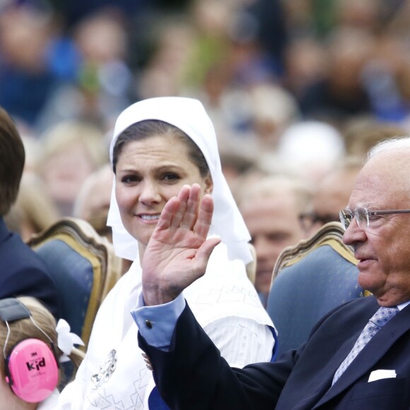 La famille royale de Suède s'est réunie le 14 juillet 2016 au stade de Borgholm, sur l'île d'Öland, pour fêter le 39e anniversaire de la princesse Victoria, entourée par ses parents le roi Carl XVI Gustaf et la reine Silvia, son mari le prince Daniel et leur fille la princesse Estelle, son frère le prince Carl Philip et sa femme la princesse Sofia, et sa soeur la princesse Madeleine et son mari Christopher O'Neill.