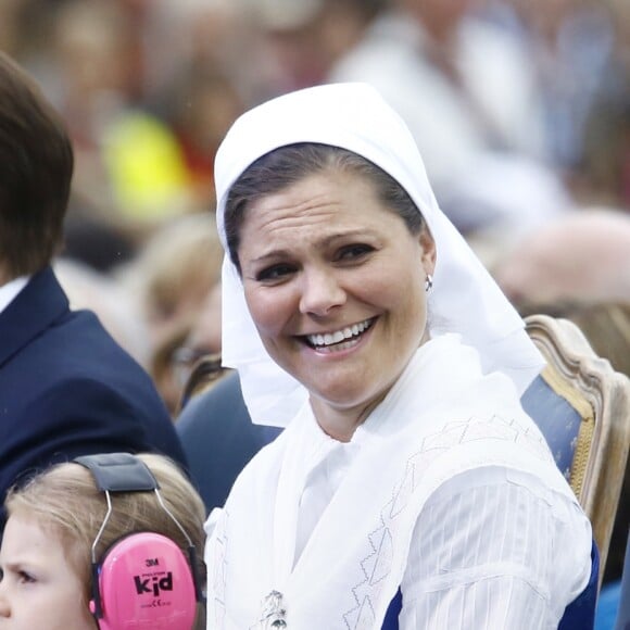 La famille royale de Suède s'est réunie le 14 juillet 2016 au stade de Borgholm, sur l'île d'Öland, pour fêter le 39e anniversaire de la princesse Victoria, entourée par ses parents le roi Carl XVI Gustaf et la reine Silvia, son mari le prince Daniel et leur fille la princesse Estelle, son frère le prince Carl Philip et sa femme la princesse Sofia, et sa soeur la princesse Madeleine et son mari Christopher O'Neill.